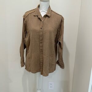 100% COTTON button up shirt
Like new, gauze style, fridge detail, super soft